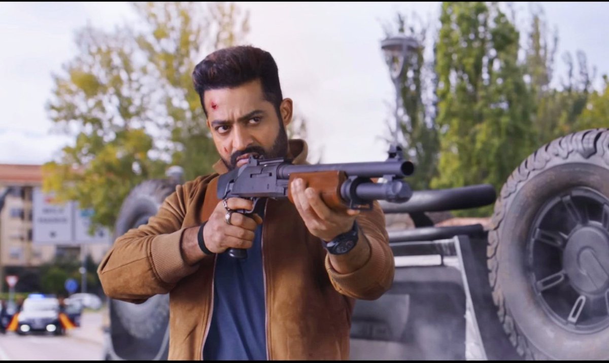 Jatuu19's tweet photo. #War2 alternate plot points-
1. Anil Kapoor: Double agent working for Kali
2. #JrNTR : Captured rather than being an agent with kabir
3. #AnilKapoor appoints Tiger to hunt Kabir in mid-credit
4. #HrithikRoshan gets the news of Jim. Demands to meet Pathaan in post credit. 
#YRFSpy https://t.co/xreAgnhr7q