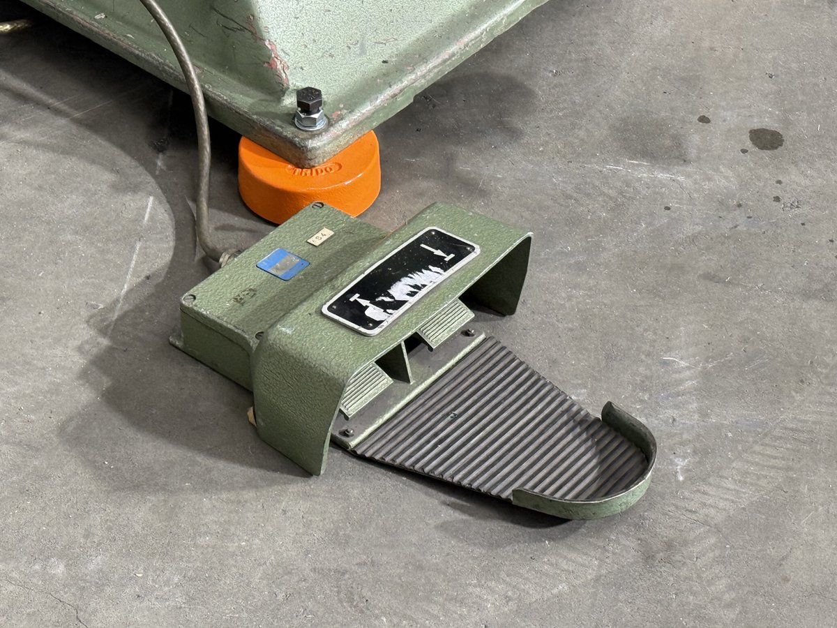 mach4metal's tweet image. ECKOLD - KF 460
Year:1990
Eckold Kraftformer; motorised machine for Shrinking, Stretching,&amp;amp;nbsp;Doming, Planishing, Reforming, Flattening, Straightening
Number of strokes 300 /600Min.
Maximum sheet thickness 4.0mm
Horizontal troath 460mm
Vertical troath 475mm
#eckold #kraftformer