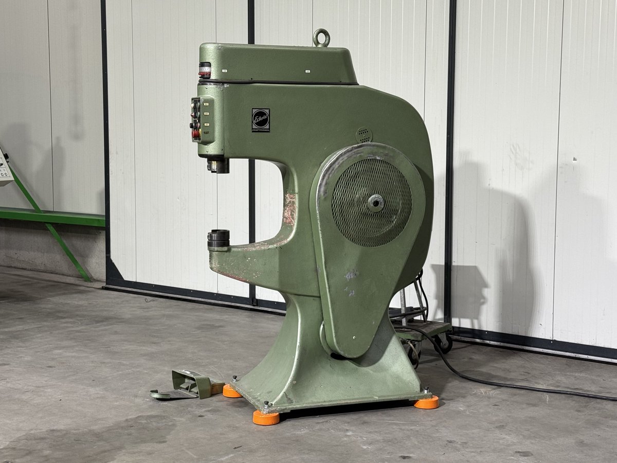 mach4metal's tweet image. ECKOLD - KF 460
Year:1990
Eckold Kraftformer; motorised machine for Shrinking, Stretching,&amp;amp;nbsp;Doming, Planishing, Reforming, Flattening, Straightening
Number of strokes 300 /600Min.
Maximum sheet thickness 4.0mm
Horizontal troath 460mm
Vertical troath 475mm
#eckold #kraftformer