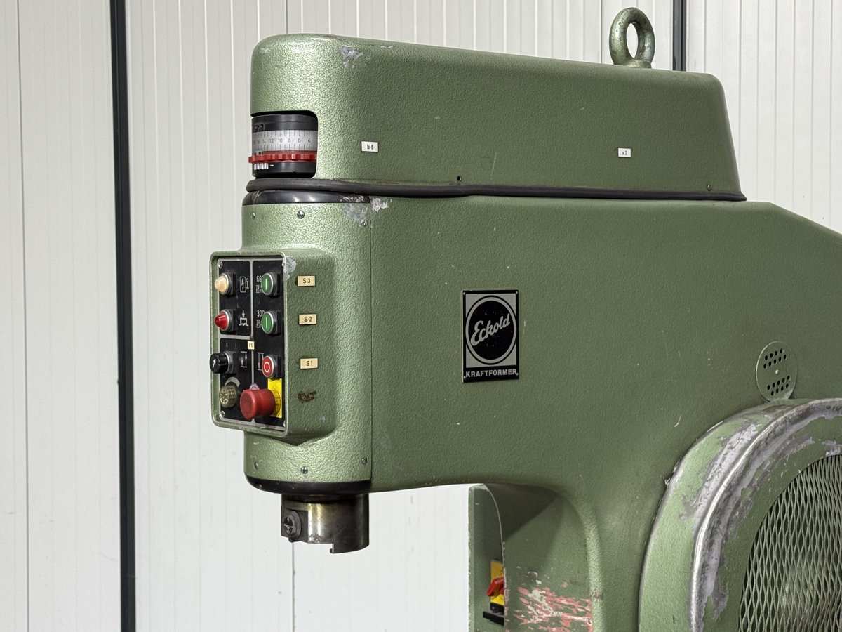 mach4metal's tweet image. ECKOLD - KF 460
Year:1990
Eckold Kraftformer; motorised machine for Shrinking, Stretching,&amp;amp;nbsp;Doming, Planishing, Reforming, Flattening, Straightening
Number of strokes 300 /600Min.
Maximum sheet thickness 4.0mm
Horizontal troath 460mm
Vertical troath 475mm
#eckold #kraftformer