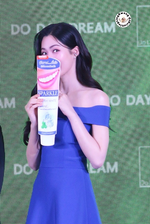 Linglingkwong_Official (@lingling_fans) on Twitter photo นี่นะคะ พรีเซ็นเตอร์ที่ยิ้มสวยเหมือนหลุดออกมาจากหลอดยาสีฟัน
LING SPARKLE ORM LESASHA
#DDDBetterFutureXLingOrm
<a href="/linglingsirilak/">linglingsirilak</a> <a href="/Sparklewhite_TH/">SparkleTH_official</a> นี่นะคะ พรีเซ็นเตอร์ที่ยิ้มสวยเหมือนหลุดออกมาจากหลอดยาสีฟัน
LING SPARKLE ORM LESASHA
#DDDBetterFutureXLingOrm
<a href="/linglingsirilak/">linglingsirilak</a> <a href="/Sparklewhite_TH/">SparkleTH_official</a>