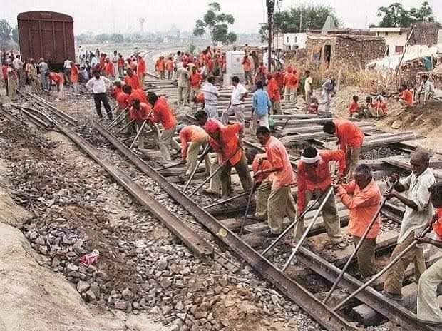 Rakesh_Chhawadi's tweet photo. ट्रैकमैन अर्थात महादलित की नियुक्ति RRB ,RRC से ट्रैक पर होती है और ट्रैक पर ही शहीद या रिटायर हो जाता है। 
ट्रैकमैन की योग्यता को दबाया जा रहा है। समान योग्यता के लिए समान अवसर हो। 
#Justice_For_Trackman #Ldce_Open_To_All
@RahulGandhi @PMOIndia  @AshwiniVaishnaw @yadavakhilesh https://t.co/QMRp2ocZze