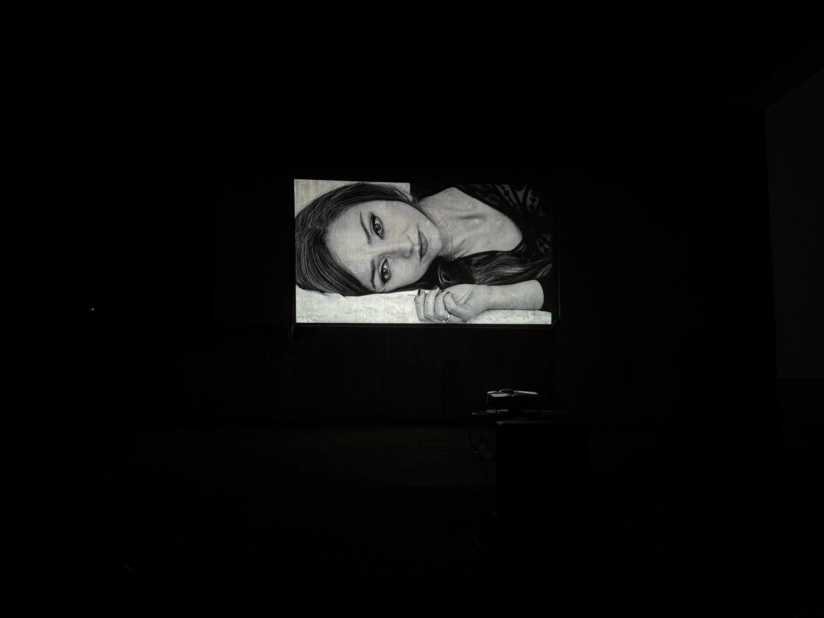 Na passada sexta-feira, foi assim na Azinhaga com a projecção de "Viagem a Portugal" de Sérgio Tréfaut. Agradecemos uma vez mais o apoio da Faux – Edições e Audiovisuais.
Esta semana, o Ciclo de Cinema ao Ar Livre continua com o filme “Volta à Terra”, de João Pedro Plácido.