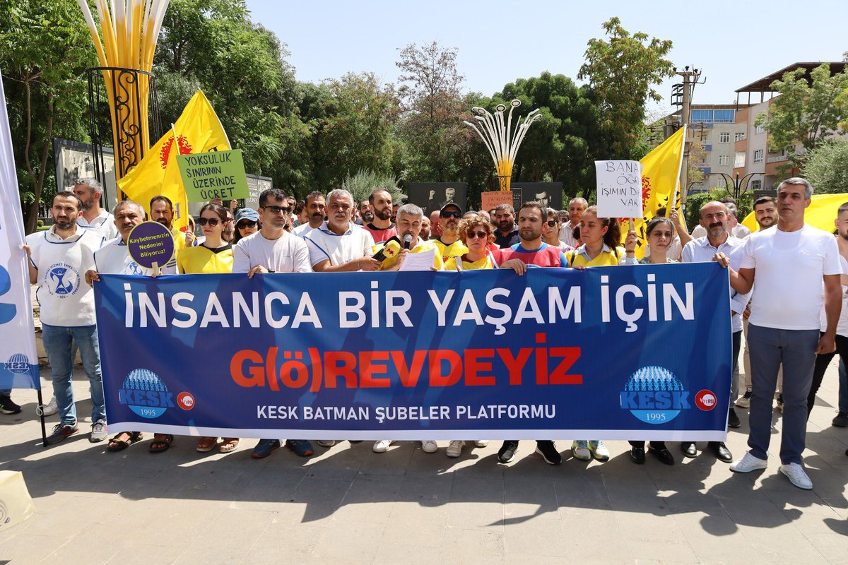 SESBATMAN's tweet photo. Kamu emekçilerinin haklı taleplerinin SES’i olmaya devam edeceğiz. Hükümetin kamu emekçilerini sefalet zammına mahkum etmesine karşı KESK Şubeler Platformu olarak açıklama gerçekleştirdik. #SefaletTeklifineCevabımızGrev https://t.co/cPC6mnxpi9