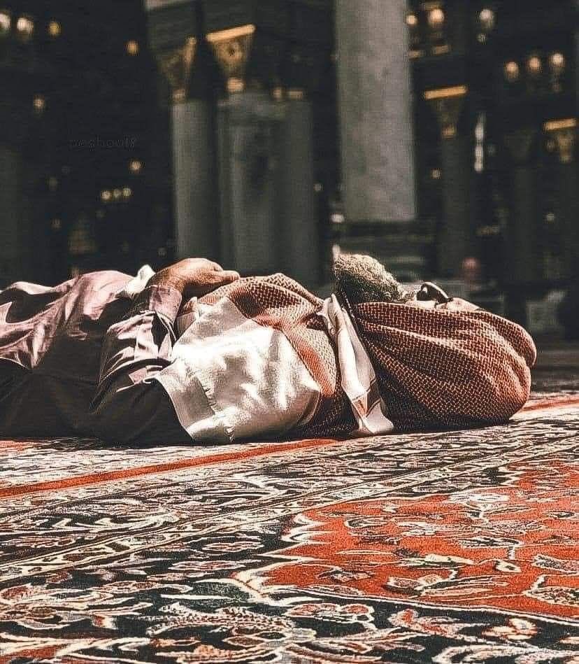 "وإذا أراد الله إتمام حاجةٍ
أتتك على سفرٍٍ وأنت مُقيم"