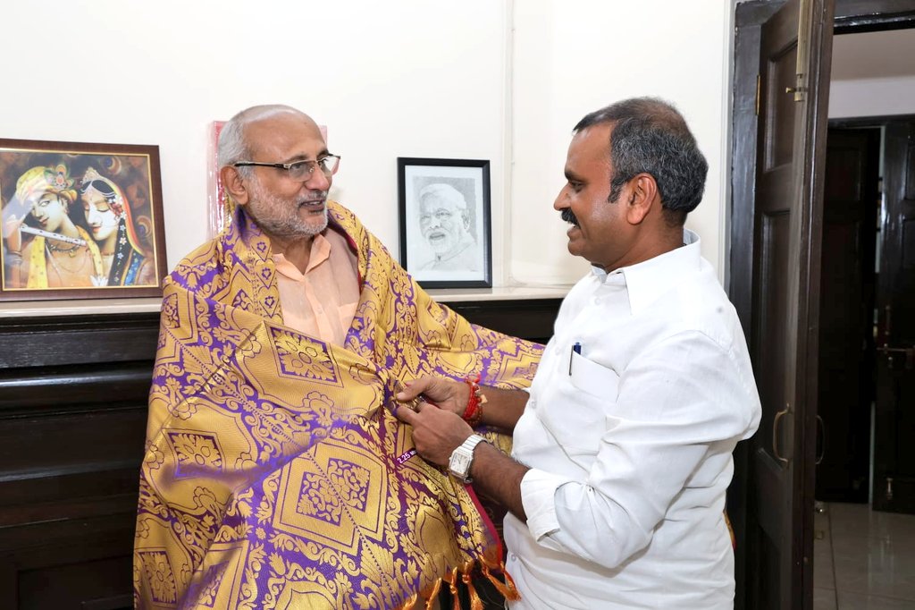 Dr.L.Murugan (@murugan_mos) on Twitter photo இன்று டெல்லி வருகை தந்திருந்த, மாண்புமிகு மகாராஷ்டிரா மாநில ஆளுநரும், தேசிய ஜனநாயக கூட்டணியின் துணைக் குடியரசுத் தலைவர் வேட்பாளருமான அண்ணன் திரு. <a href="/CPRGuv/">CP Radhakrishnan</a> அவர்களை நேரில் சந்தித்து வாழ்த்து தெரிவித்ததில் மிகுந்த மகிழ்ச்சி. இன்று டெல்லி வருகை தந்திருந்த, மாண்புமிகு மகாராஷ்டிரா மாநில ஆளுநரும், தேசிய ஜனநாயக கூட்டணியின் துணைக் குடியரசுத் தலைவர் வேட்பாளருமான அண்ணன் திரு. <a href="/CPRGuv/">CP Radhakrishnan</a> அவர்களை நேரில் சந்தித்து வாழ்த்து தெரிவித்ததில் மிகுந்த மகிழ்ச்சி.