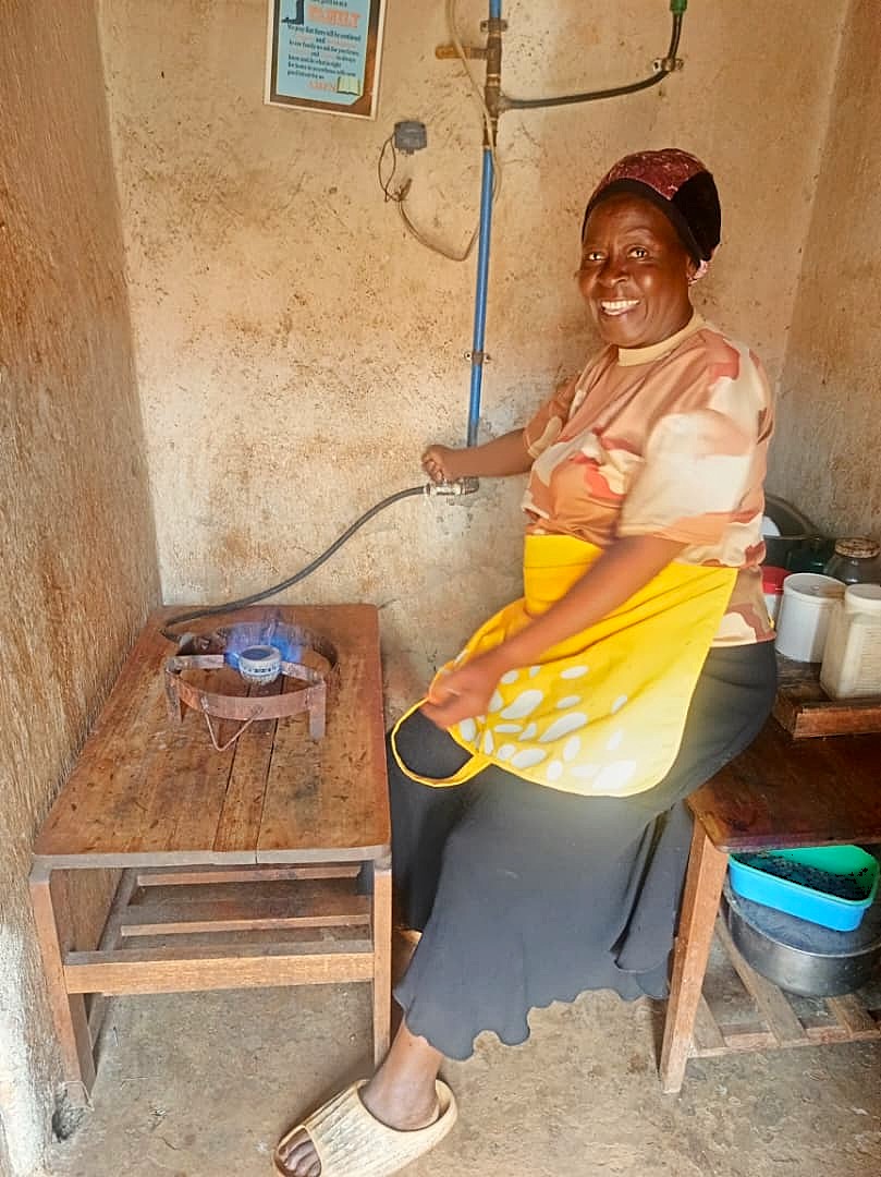 Cooking has never been this clean &amp; climate-smart! 🌱🔥
Jane, a dairy farmer from Kyenjojo, now cooks smoke-free after her biodigester was repaired under the Carbon Repairs Program 2025. She saves UGX 3,500–4,500 daily &amp; cuts carbon emissions. 🌍💚