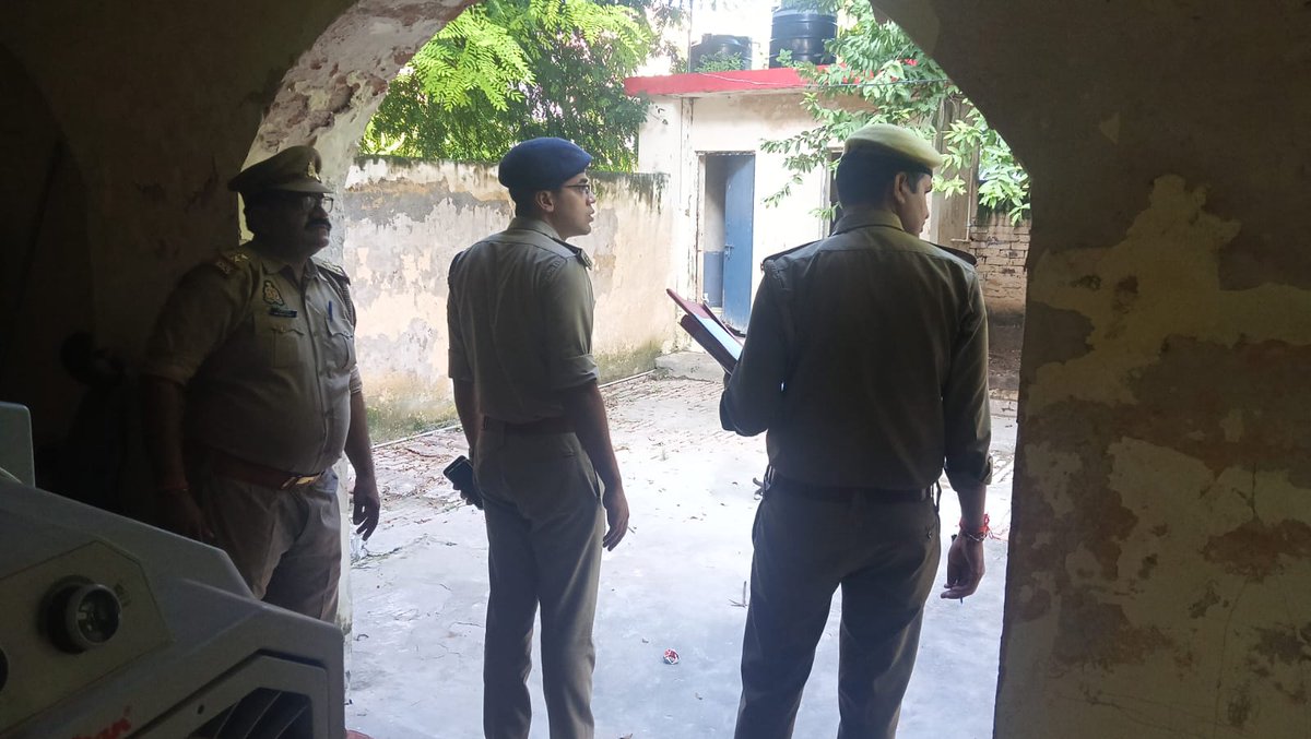 आज दिनांक 18.08.2025 को श्री दीपक यादव सहायक पुलिस अधीक्षक/क्षेत्राधिकारी नगर जनपद उन्नाव द्वारा महिला थाना का औचक निरीक्षण किया गया। इस दौरान थाना कार्यालय, महिला हेल्पडेस्क, सीसीटीएनएस व थाना परिसर आदि का निरीक्षण किया गया। तदोपरान्त अभिलेखों की प्रविष्टियों को जांचा गया एवं