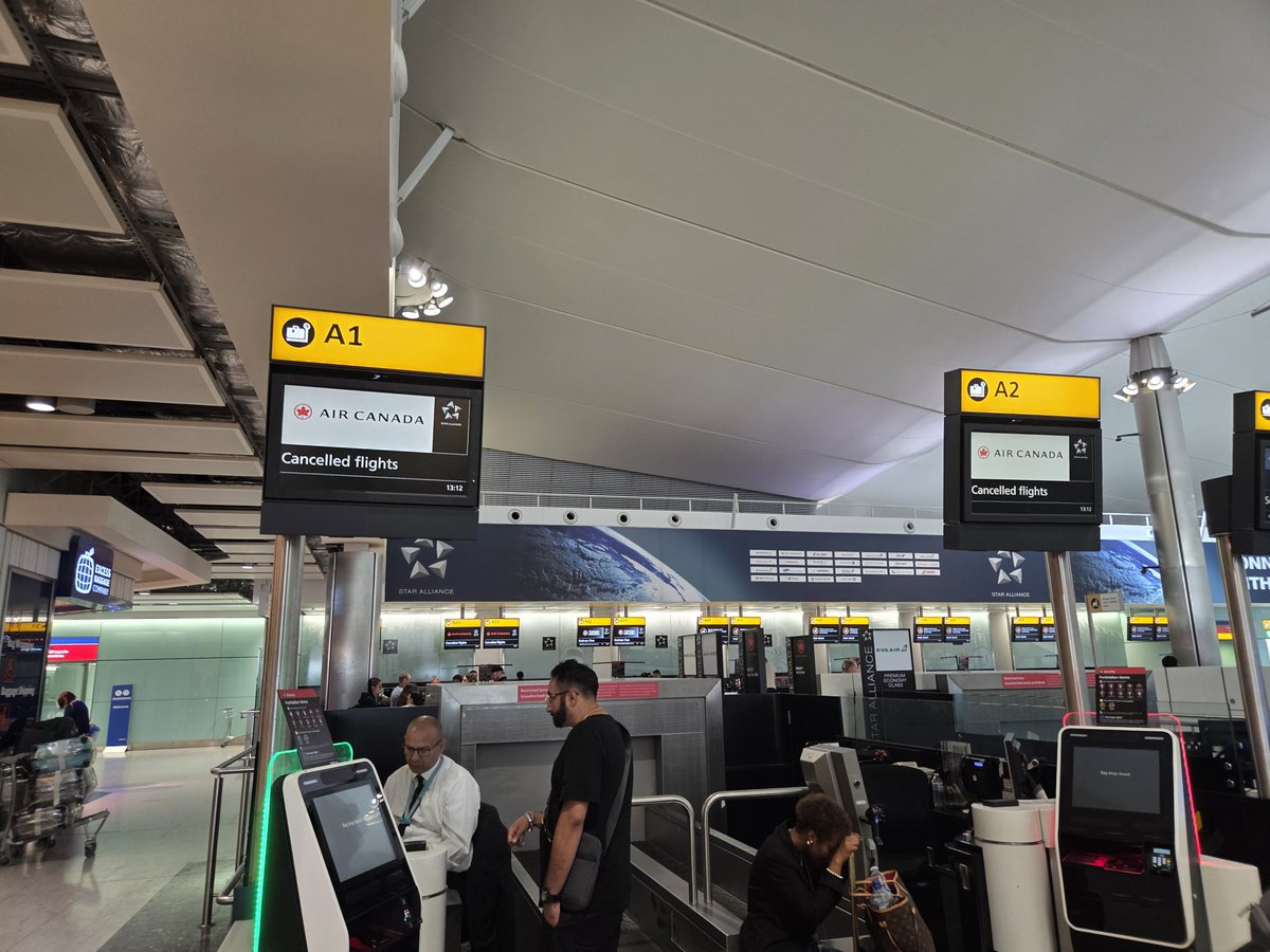 Only 1 desk open#aircanadastrike