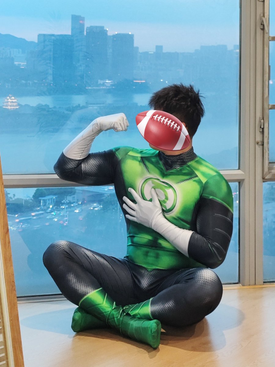 超级英雄秀下肌肉😎