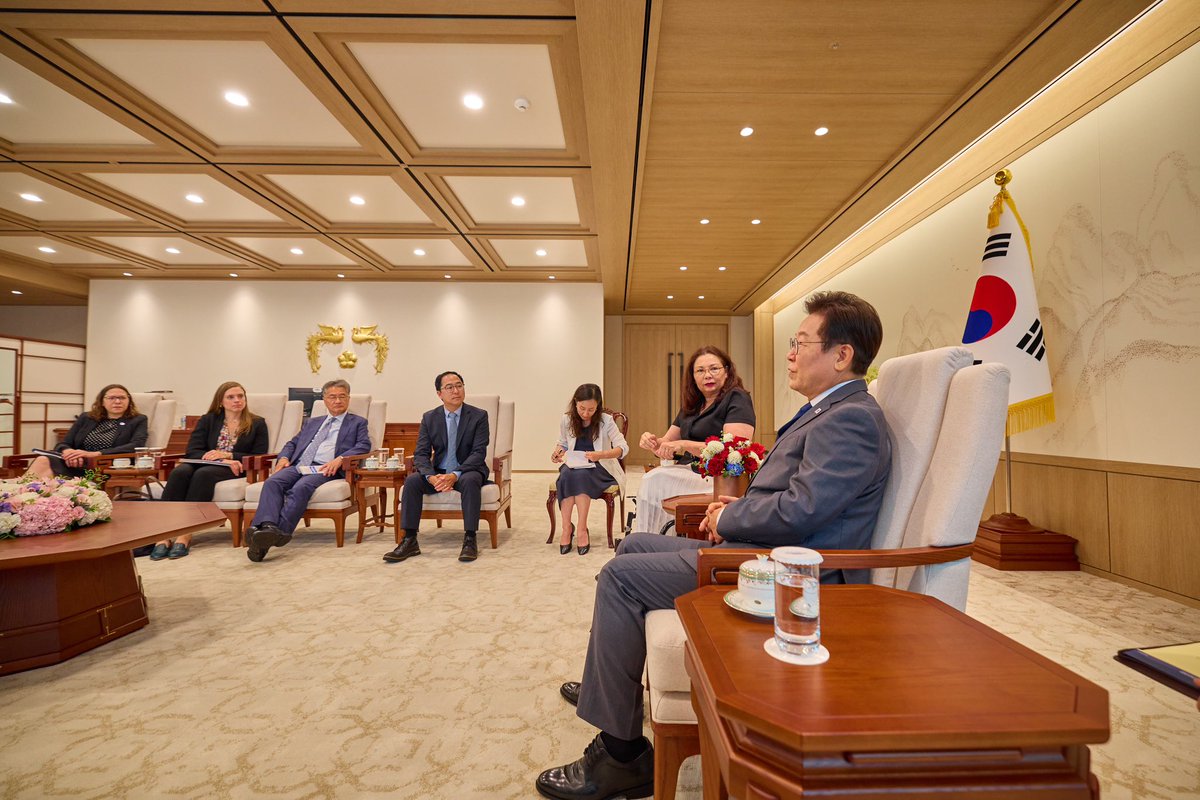 연방 상원의회 태미 덕워스, 앤디 킴 의원을 만났습니다. 새 정부 출범 이후 처음 방한한 미 상원의원들과의 만남인지라 더욱 의미 있습니다.

오늘날 한미동맹은 군사, 경제, 첨단기술을 포함한 제반 분야에서 '미래형 포괄적 전략동맹'으로 진화하고 있으며, 미국 의회는 이 과정에서 핵심적인