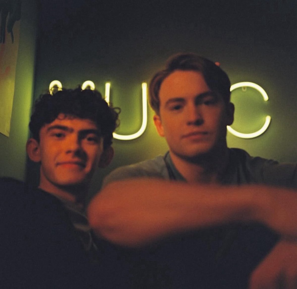 Kit Connor gives Louis Partridge a preview of the ‘Heartstopper’ movie:

“I was doing rugby training today … [I’m always doing] some kind of throwing myself on the ground. We shot quite a steamy scene yesterday. So again, throwing myself on the ground in a different way.”