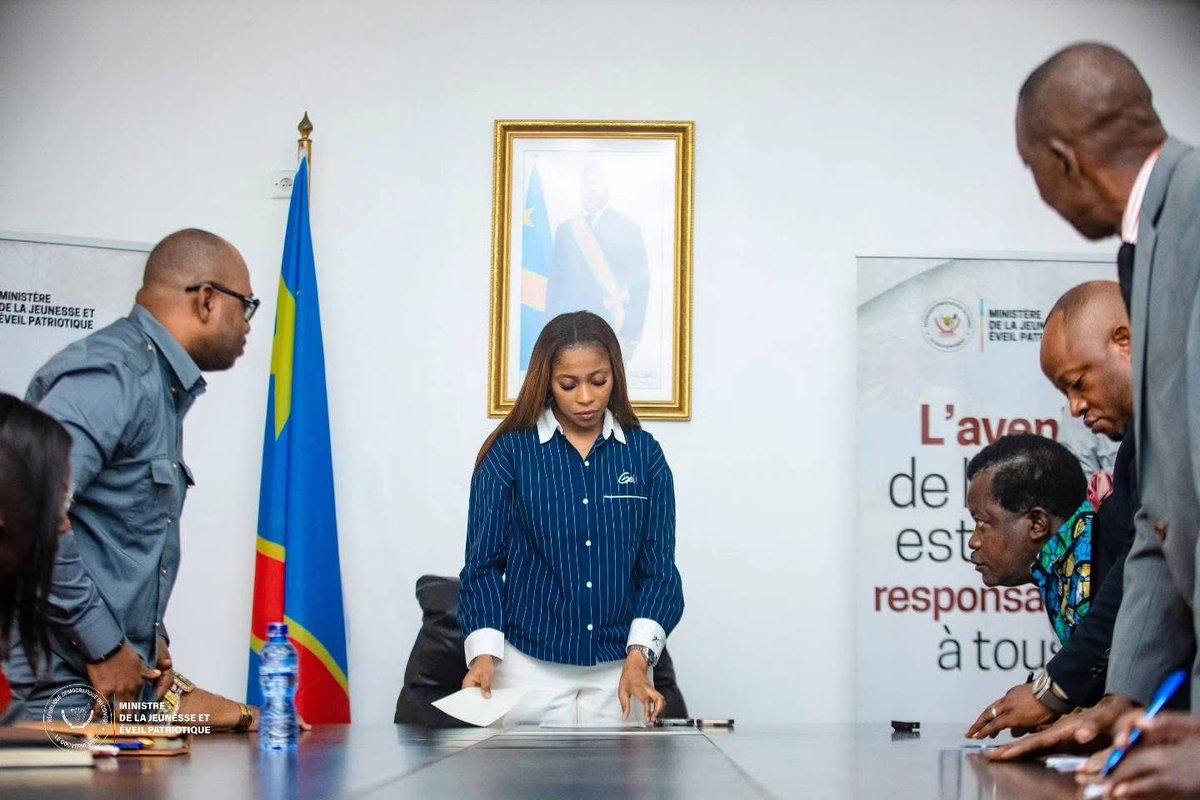 le_lepleni01's tweet photo. #ENBREF | 16.08.2025
Le week-end dernier, l’Excellence @GraceKutino a reçu tour à tour les Chefs de division du ministère venus de toutes les provinces ainsi que les Présidents des Conseils provinciaux du Conseil National de la Jeunesse, venus présenter leurs civilités.
La Ministre a, à cette occasion, annoncé la tenue très prochaine d’une Assemblée Générale Électorale et Élective du Conseil National de la Jeunesse Cnj-rdc .
Cap sur l’AGEE !
#JeunesseEnAction #EveilPatriotique