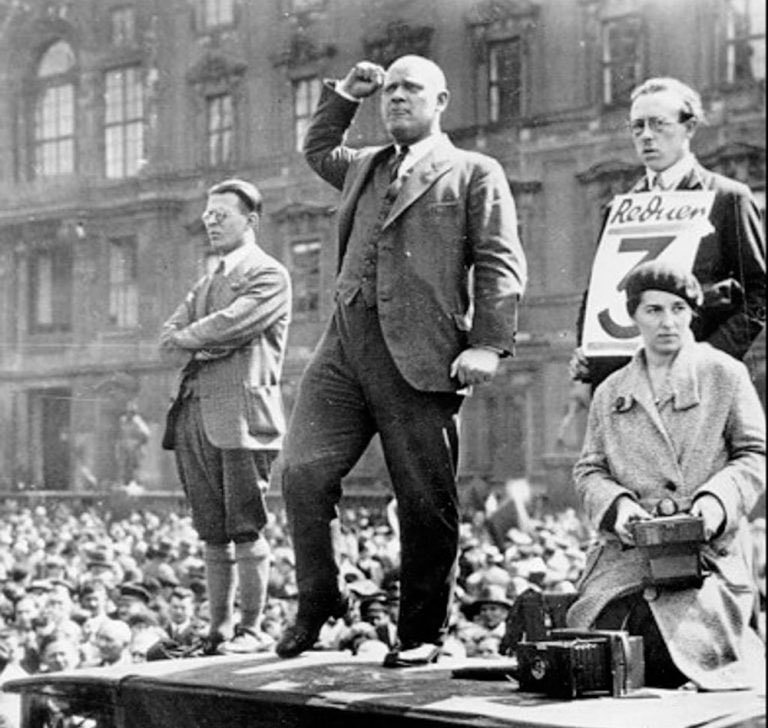 Tarihte Bugün: 18 Ağustos 1944.

Hitler'in siyasi rakibi.

Almanya'da "Hitler'e verilen oy savaşa verilmiş oy demektir!" sloganıyla Hitler'e karşı aday olan ve Hitler iktidara geldikten sonra tutuklanarak hapse atılan Almanya Komünist Partisi Başkanı Ernst Thälmann, 11 yıllık