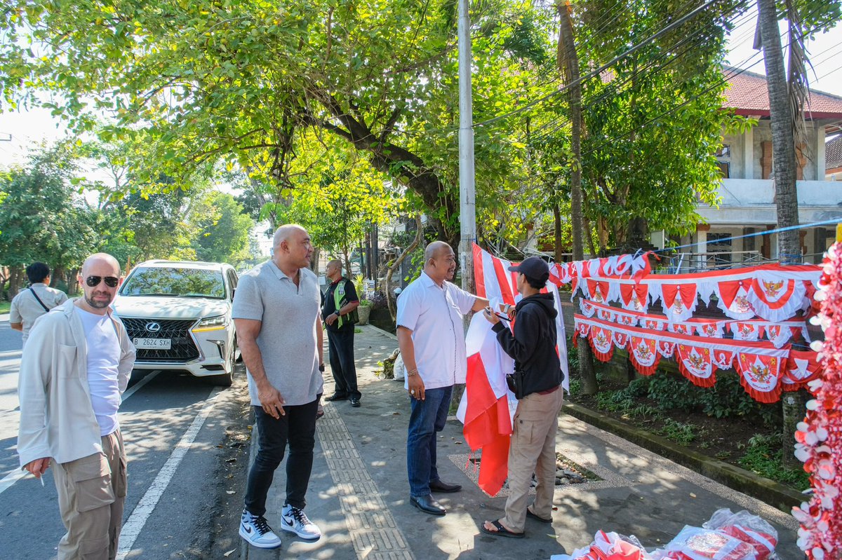 DpdBali's tweet photo. DPD Gerindra Provinsi Bali mensupport ekonomi lokal dan UMKM dengan memborong Bendera Merah Putih yang akan dibagikan ke masyarakat sebagai bentuk kepedulian dan kecintaan Gerindra Bali terhadap tanah air dalam menyambut HUT RI ke-80
#gerindra #prabowo #degadjah #bali #indonesia https://t.co/PCQ4yNd0Uw