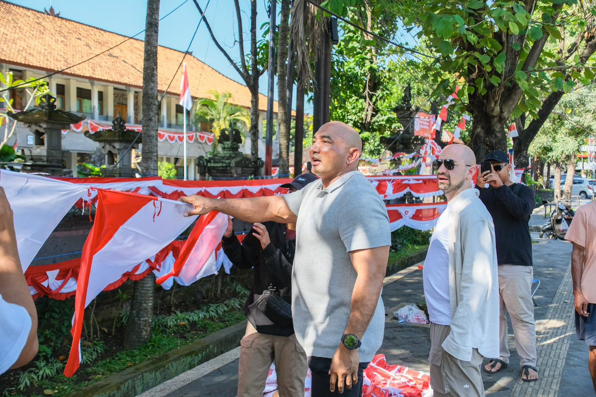 DpdBali's tweet photo. DPD Gerindra Provinsi Bali mensupport ekonomi lokal dan UMKM dengan memborong Bendera Merah Putih yang akan dibagikan ke masyarakat sebagai bentuk kepedulian dan kecintaan Gerindra Bali terhadap tanah air dalam menyambut HUT RI ke-80
#gerindra #prabowo #degadjah #bali #indonesia https://t.co/PCQ4yNd0Uw