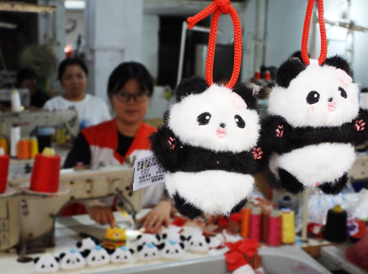 ChinaDaily's tweet image. Global buyers are flocking to South China's #Dongguan for its creative manufacturing. bit.ly/471Omhh