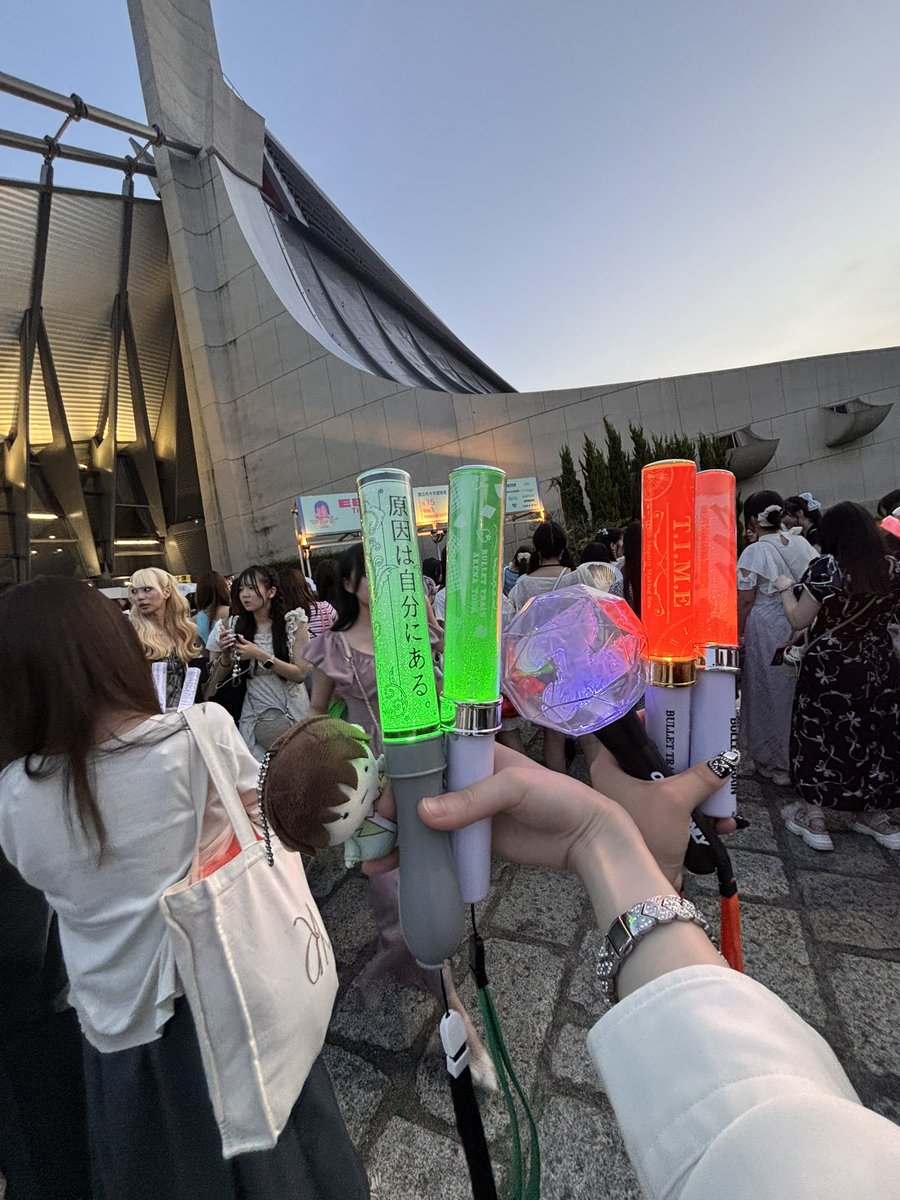 今年もエビライ2025行ってきたよ〜
とても楽しかった！
帰りにポップアップも行けたから満足！
缶バッチは、超特急とワンエンとげんじぶを各2個ずつ買ってみた！
杢代くんが出なくて残念だったけど😭