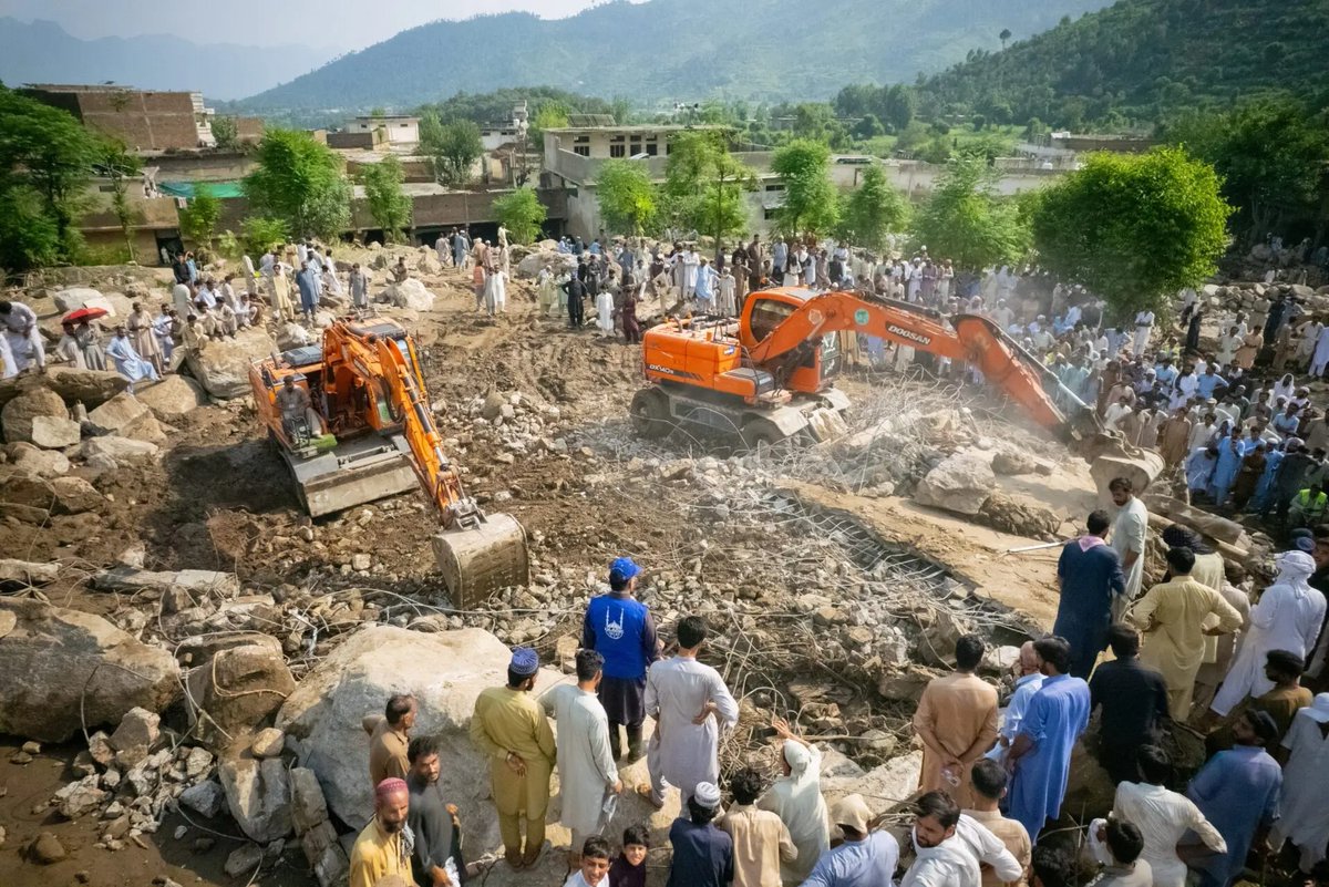 🚨 Pakistan is facing devastating monsoon floods—over 300 lives lost, homes washed away, communities submerged. 

Islamic Relief teams are already on the ground, delivering water, meals, and lifesaving aid.

‼️ Read our urgent call for support: islamic-relief.org/news/urgent-ap…