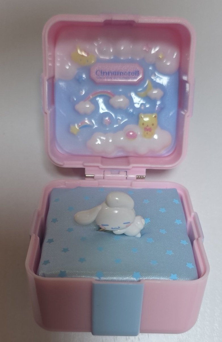 どなたかー😖

娘が買い間違えて来ましたー😭
タキシードサムのイチゴ新聞の物が欲しかったのですが前に出ていた物を買ってしまいシナモンでした😖

タキシードサムの物お持ちでこちらの指輪でも交換頂ける方居ましたらよろしくお願いします🙇‍♀️
19日、20日池袋手渡し>郵送交換

サンリオ　リング