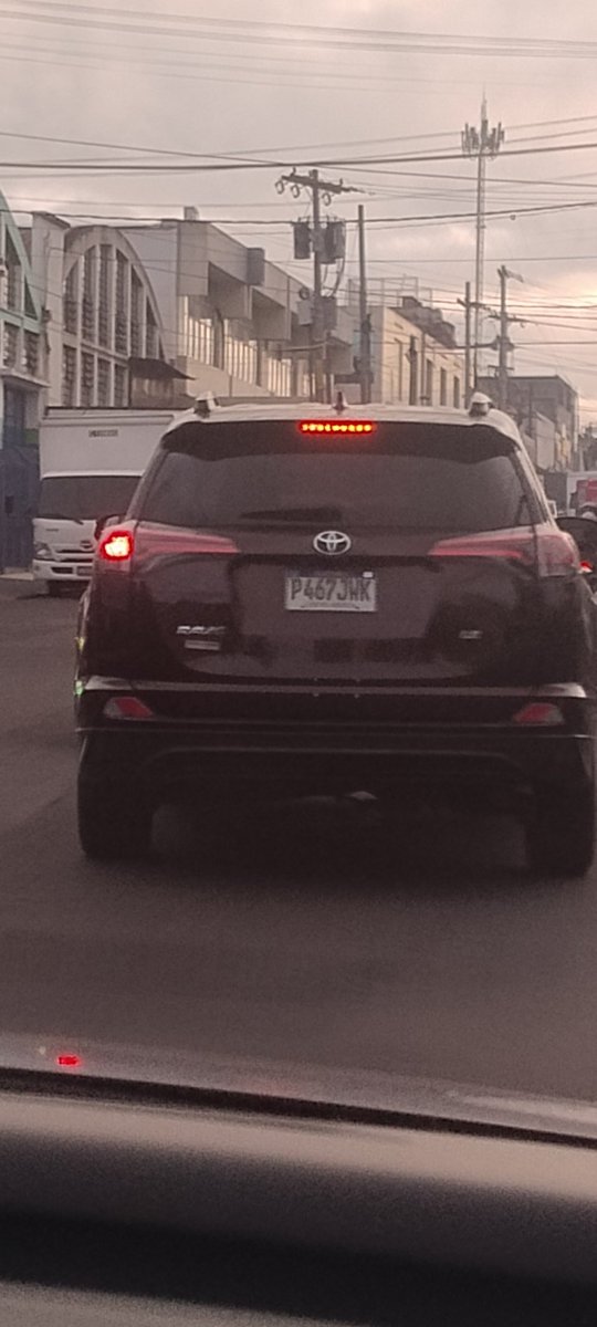 Si sos el tremendo hijo de puta que maneja esta camioneta, dejame decirte que sos un maldito, preferiste huir como loco y ni siquiera preocuparte en bajar el vidrio y preguntarle al ciclista que tiraste (en la Atanasio) si está bien. MALDITO!