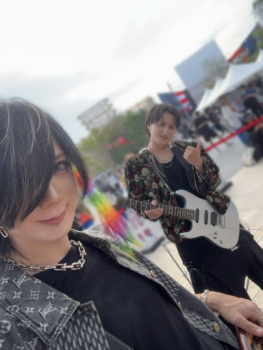 TERI_TEN's tweet photo. 昔一緒にセッションしたり、演奏動画を撮影した兼ね合いで、
今回伊織くんとRyutoくんとのステージだったんだけど、

２人とも上手い&かっこいい&性格が良いと言う非の打ち所がないコンビ💃🕺

帰りの新幹線、ずっと昔話してた🥰
パニちゃとかロリヰタ、the LOTUS
とかのお互いの過去のバンドの事とか、俺の動くベーシストとしてのルーツであるデュールの雅さんのカッコ良さの話とか、仙台バンドマンみんなカッコいい話とか(餞、ナイトメア、メイくんとか)、横浜バンドのカッコ良さとか、、、笑

俺は今はクリエイティブのお仕事がメインで他ジャンルで音楽を携わる事が多くなってきたけど、自分が通ってきた
ヴィジュアル系というこの素敵な文化、
これからも輝いて行って欲しいと再認識しました👌✨✨