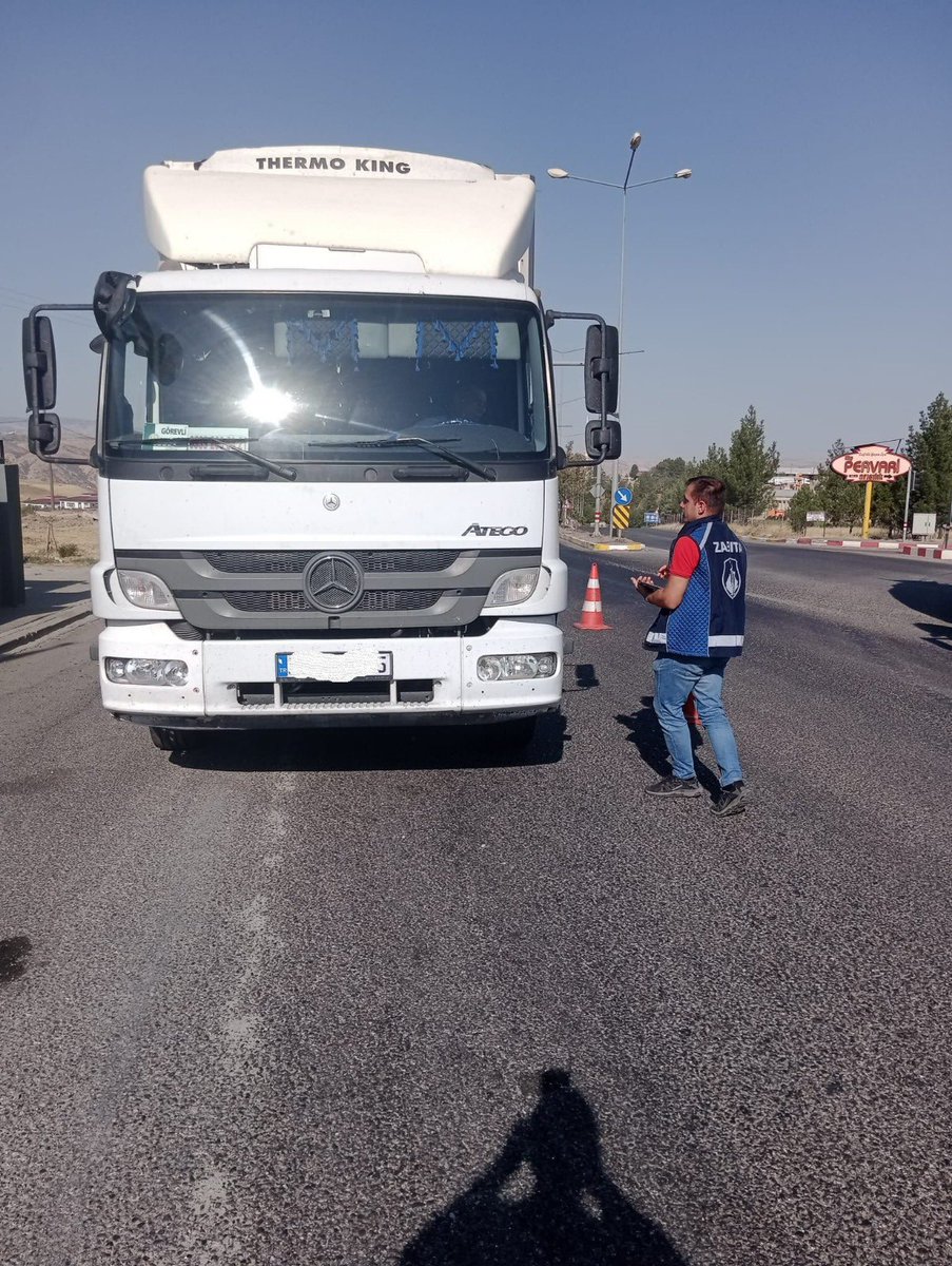 #Siirt Belediyesi Hal Müdürlüğü ve Zabıta ekiplerimiz, kayıt dışı ticareti önlemek ve tüketici sağlığını korumak amacıyla şehir merkezine sebze ve meyve taşıyan ticari araçlara yönelik kapsamlı denetimler gerçekleştirdi.

Denetimler kapsamında;
📌Araçların Hal Kayıt Sistemi (HKS)