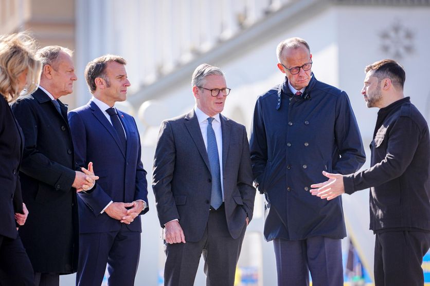 - Mais...vous n'allez pas encore me laissez seul avec eux dans le bureau. 
- Écoute, on va t'attendre dehors. S'il devient agressif, tu nous bippes.