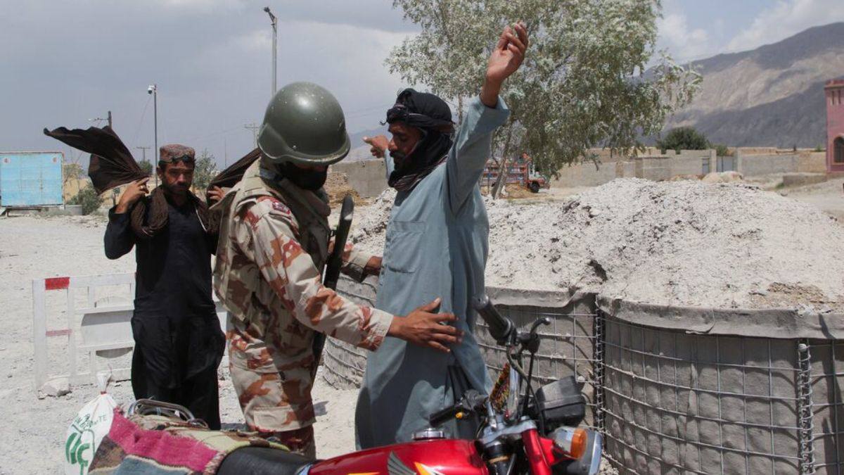 ZrumbeshEnglish's tweet photo. Five People Forcibly Disappeared by Pakistani Forces from Basima and Quetta.
Zrumbesh News
Read more: https://t.co/UGlB1mAQ9v
#Besima #Quetta #Balochistan https://t.co/slTt8j9D2h