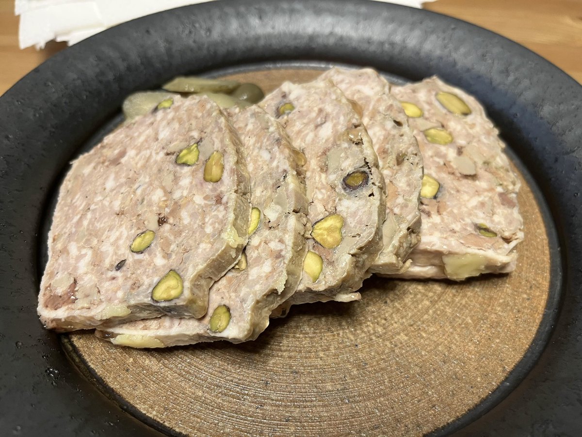 SaltLemon_cook's tweet photo. またまた焼きました！パテ・ド・カンパーニュ！前回はひき肉使ったけど、今回は手切り豚バラとひき肉を混ぜてみました！食べた時の肉感が全然違くて美味しかったです！いつも豚バラ巻いて作ってるけど網脂買って作ってみようかな。網脂って冷凍保存とかできるんだろうか… https://t.co/kYAcogkuHY