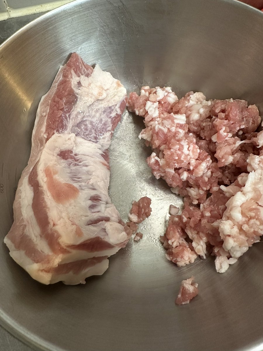SaltLemon_cook's tweet photo. またまた焼きました！パテ・ド・カンパーニュ！前回はひき肉使ったけど、今回は手切り豚バラとひき肉を混ぜてみました！食べた時の肉感が全然違くて美味しかったです！いつも豚バラ巻いて作ってるけど網脂買って作ってみようかな。網脂って冷凍保存とかできるんだろうか… https://t.co/kYAcogkuHY