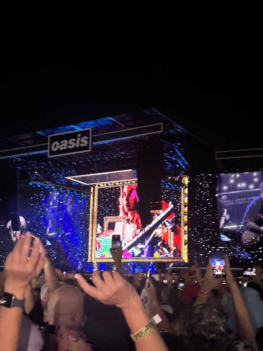 What a night last night was. Couldn't have spent it with a better person. Unreal day was had. 

Now if they do play Slane 👀 

#OasisLive25
