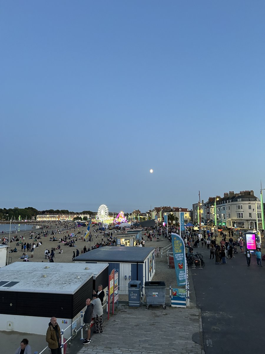 WeymouthWTC's tweet image. 🎆  Our #summerfireworks continue tonight with a display over the bay at 9.30pm, plus Weymouth Concert Brass are performing from 7pm - 8pm in the charity stall square on the seafront. So come on down and make an evening of it!

#WeymouthEvents #SummerNights #WeymouthTownCouncil