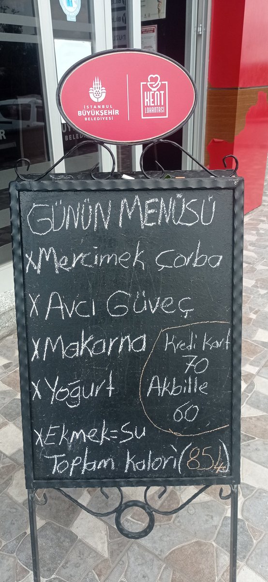 Kent lokantası bildiğiniz gibi. Bol etli iğrenç Avcı kebabı, çok kötü sade makarna, bol kepçe çorba deseniz felaket. Utanmadan yanında ekmek yoğurt ve su vermişler. Personel maalesef güler yüzlü ve yemekhane çok temiz. Her şeyi bırak 70 lira nedir çok pahalı!