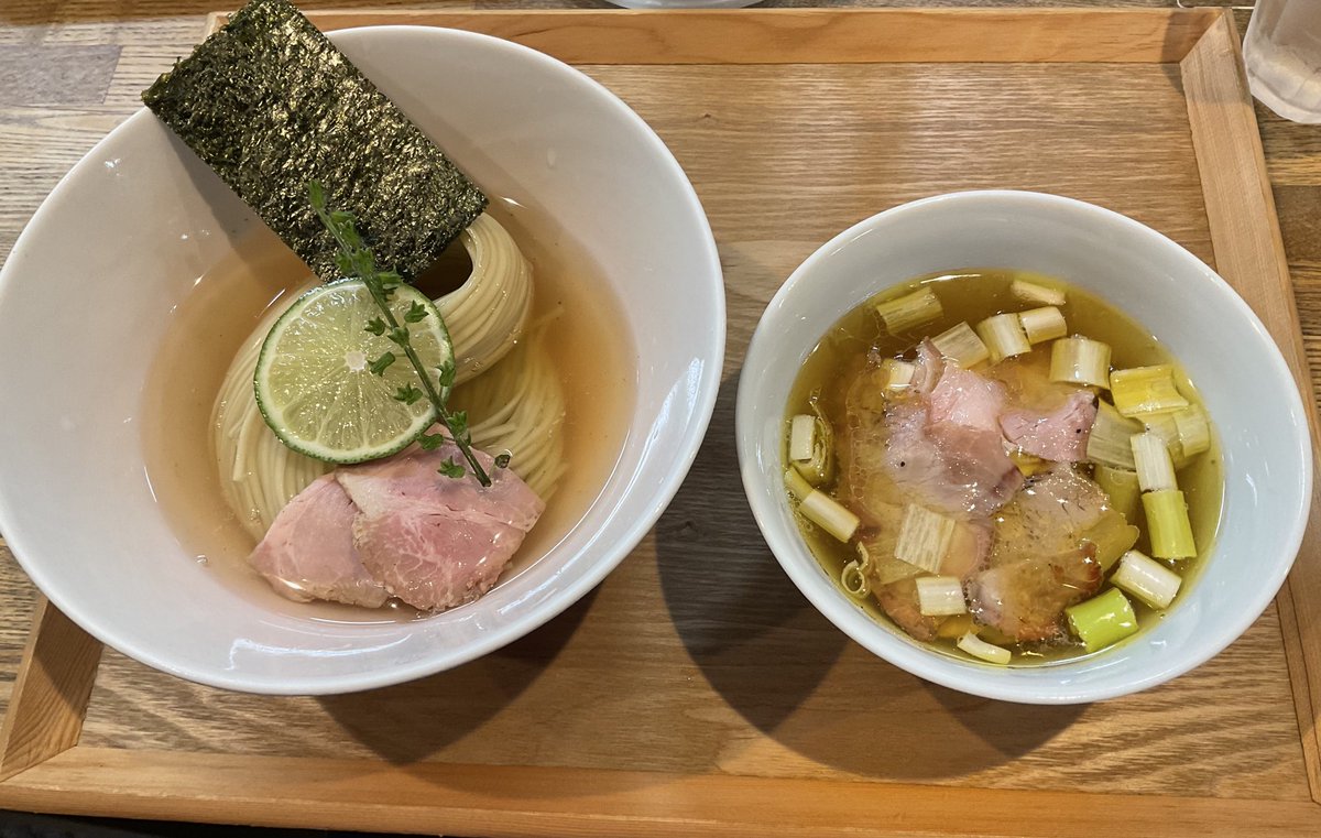 栃木県小山市@YOKOKURASTOREHOUSE さん☺︎
長いお盆休み🎌最終日の日曜日の夕飯🍜
外待ち20人居たけど駐車場🈳あり並びに連結👥
まあ▶︎昆布水つけ麺　醤油（大）ちょい肉増し✨
ママ▶︎昆布水つけ麺　塩（並）
前回同様半分藻塩でツルツルやってしまった😆最後に付け汁完汁でご馳走様でした😋