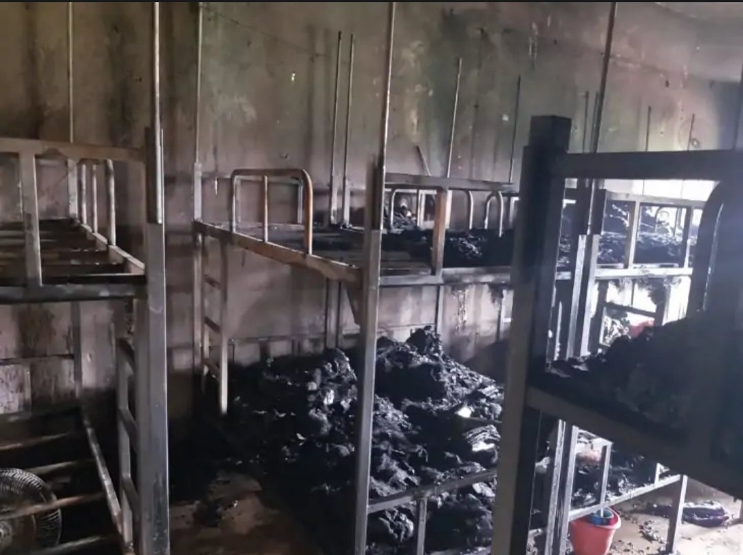 लातेहार के बरियातू प्रखंड स्थित बालिका आवासीय विद्यालय में सोमवार को शॉट सर्किट के कारण लगी आग से बेड, गद्दा, छात्राओं के कई निजी सामान जल कर खाक हो गए। भवन भी क्षतिग्रस्त हुआ है। भगवान का लाख लाख शुक्र है कि सुबह का समय होने के कारण बच्चियां पीटी और परेड के लिए बाहर मैदान में