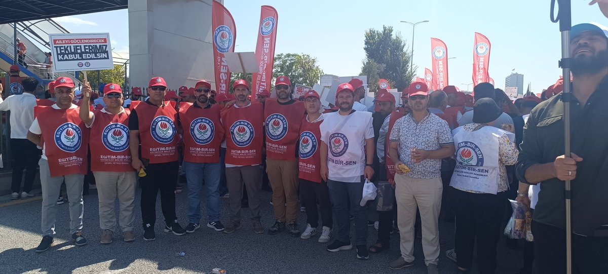 KahramanAYSU21's tweet photo. Hak emek adalet,
Haykırmaya devam et!!✊✊

#MemurMeydanda