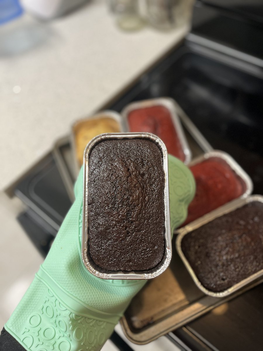 mycakeplug's tweet photo. Wishing you a colourful, sweet week ahead 😋🤗 

Mini cake loaves: $10 each 
Options: vanilla, biscoff, chocolate, red velvet, lemon, carrot. 
#cakesintoronto #cakesinthegta #torontobaker #cakesinontario #torontoeats https://t.co/6XnFGdeNbV