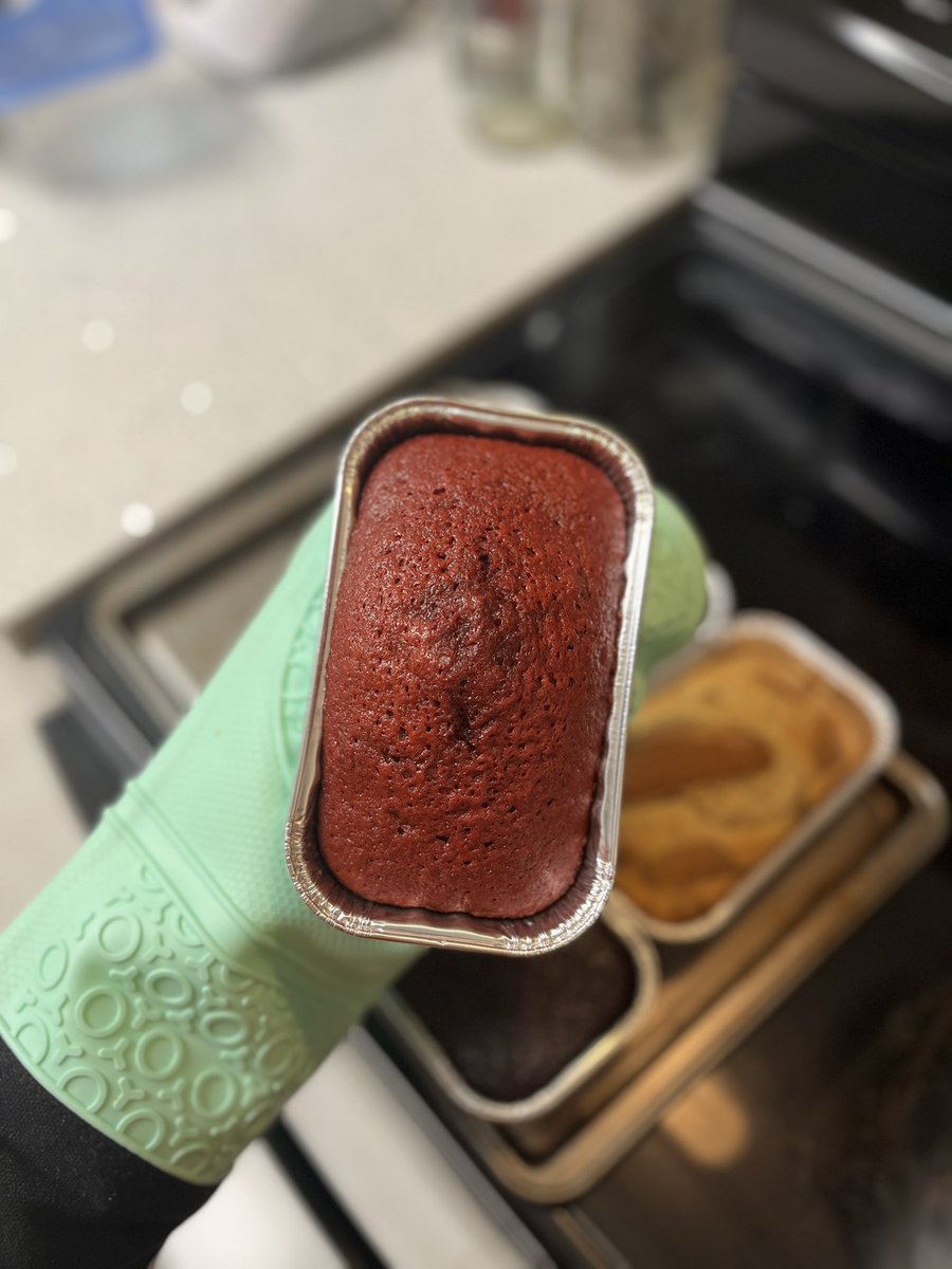 mycakeplug's tweet photo. Wishing you a colourful, sweet week ahead 😋🤗 

Mini cake loaves: $10 each 
Options: vanilla, biscoff, chocolate, red velvet, lemon, carrot. 
#cakesintoronto #cakesinthegta #torontobaker #cakesinontario #torontoeats https://t.co/6XnFGdeNbV
