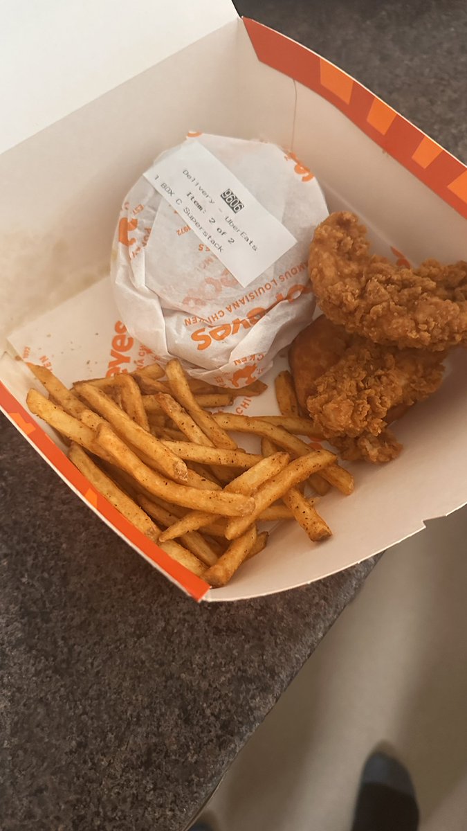 jamie3984's tweet photo. @PopeyesUK 
This was my large meal, not only was it disappointing, it turned up literally freezing cold, and chicken still pink. First time I’ve used you. Probably the last. Uber eats refused to address issue. https://t.co/ATVN0FTvW3