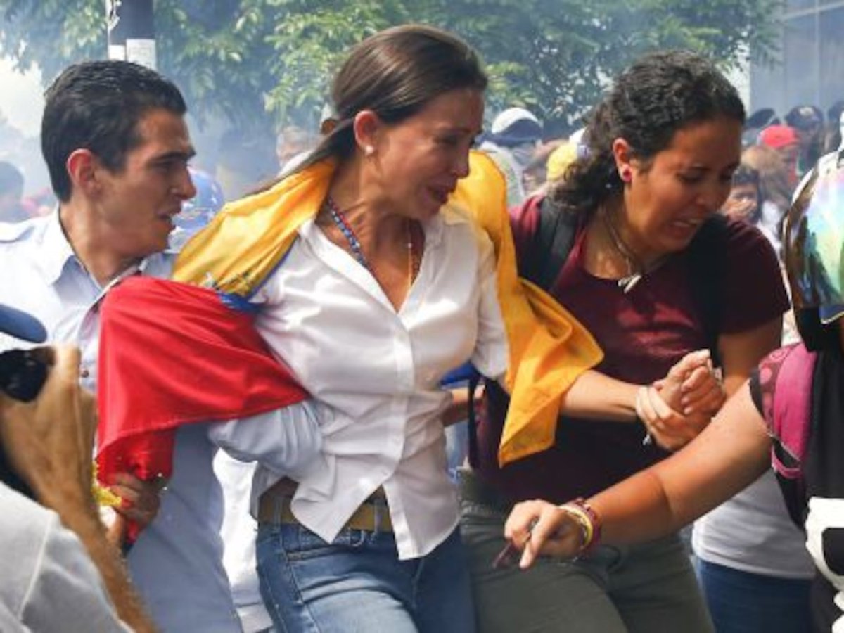 Rincon001A's tweet photo. Nicolás Maduro está a punto de salir del poder en Venezuela 🇻🇪 

Y hay una mujer que ha sido el cerebro y la valiente que se enfrentó contra todo un régimen 

Desde aquí un reconocimiento a la libertadora María Corina Machado 

Te admiramos ! https://t.co/sEsbzGdum3