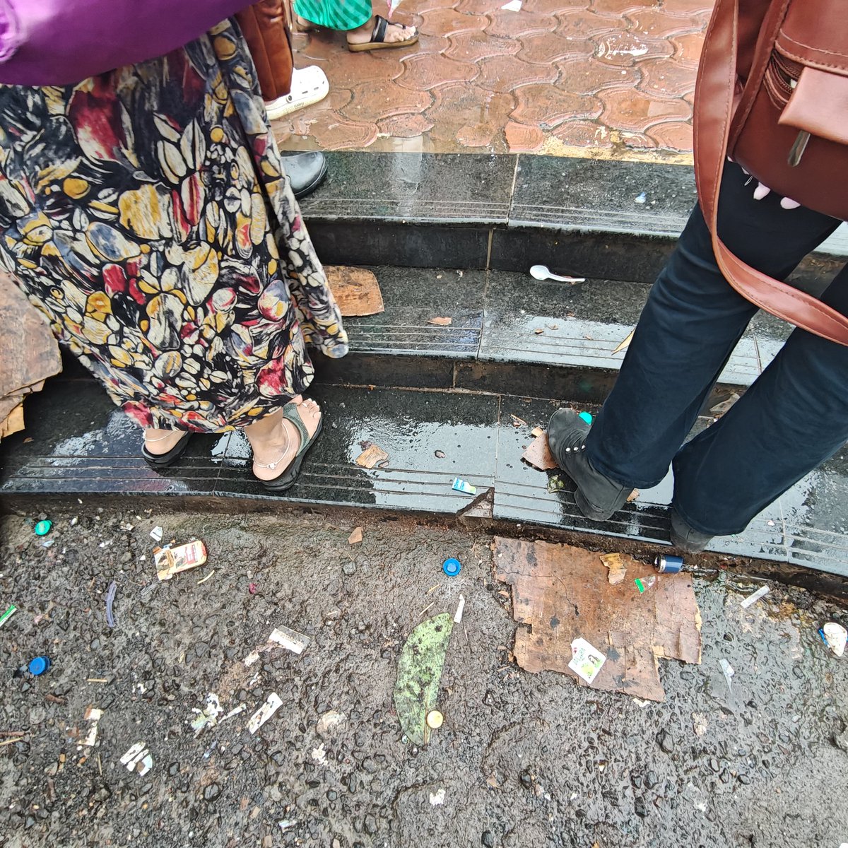 malan1010's tweet photo. ही अवस्था आहे दादर स्टेशन ईस्ट बाहेर. BEST bus ची line इथे लागते. प्रवाश्यांना घाणीत उभे रहावे लागते. @mybmc @mybmcSWM कृपया साफसफाई करावी. @mybmcInfra  इथे असणारा फुटपाथ वरखाली आहे ज्याने सध्यकाळी लोकं वाचकतात कृपया लोकांना उभे राहण्या साठी चांगली सोय करावी. https://t.co/RwmVtG4ynB