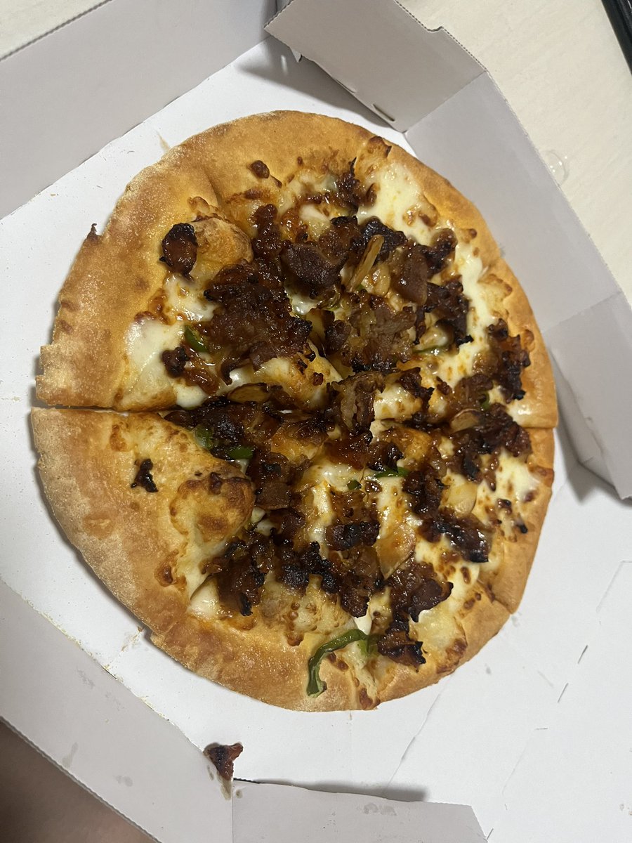 notNoir5's tweet photo. ドミノってこんなんやったっけ???
肉の量とかチーズの量とかしょぼくなった？？？ https://t.co/MOdynHWfT2