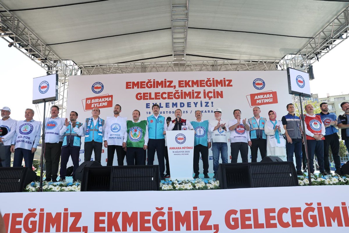 MemurSenKonf's tweet photo. On binlerin gür sesi, bugün bu meydandan yükseliyor.

Emeğin, alın terinin ve adaletin sesi, Ankara’dan tüm Türkiye’ye yayılıyor.
Bugün meydanlarda yazılan bu irade, yarın milyonların umudu olacak.

#MemurMeydanda https://t.co/wtNnJOD26Q