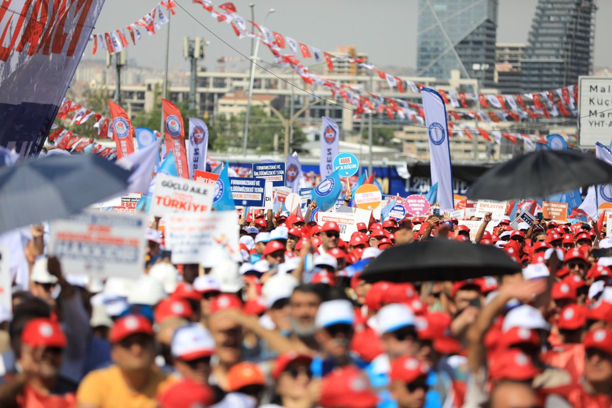 On binlerin gür sesi, bugün bu meydandan yükseliyor.

Emeğin, alın terinin ve adaletin sesi, Ankara’dan tüm Türkiye’ye yayılıyor.
Bugün meydanlarda yazılan bu irade, yarın milyonların umudu olacak.

#MemurMeydanda
