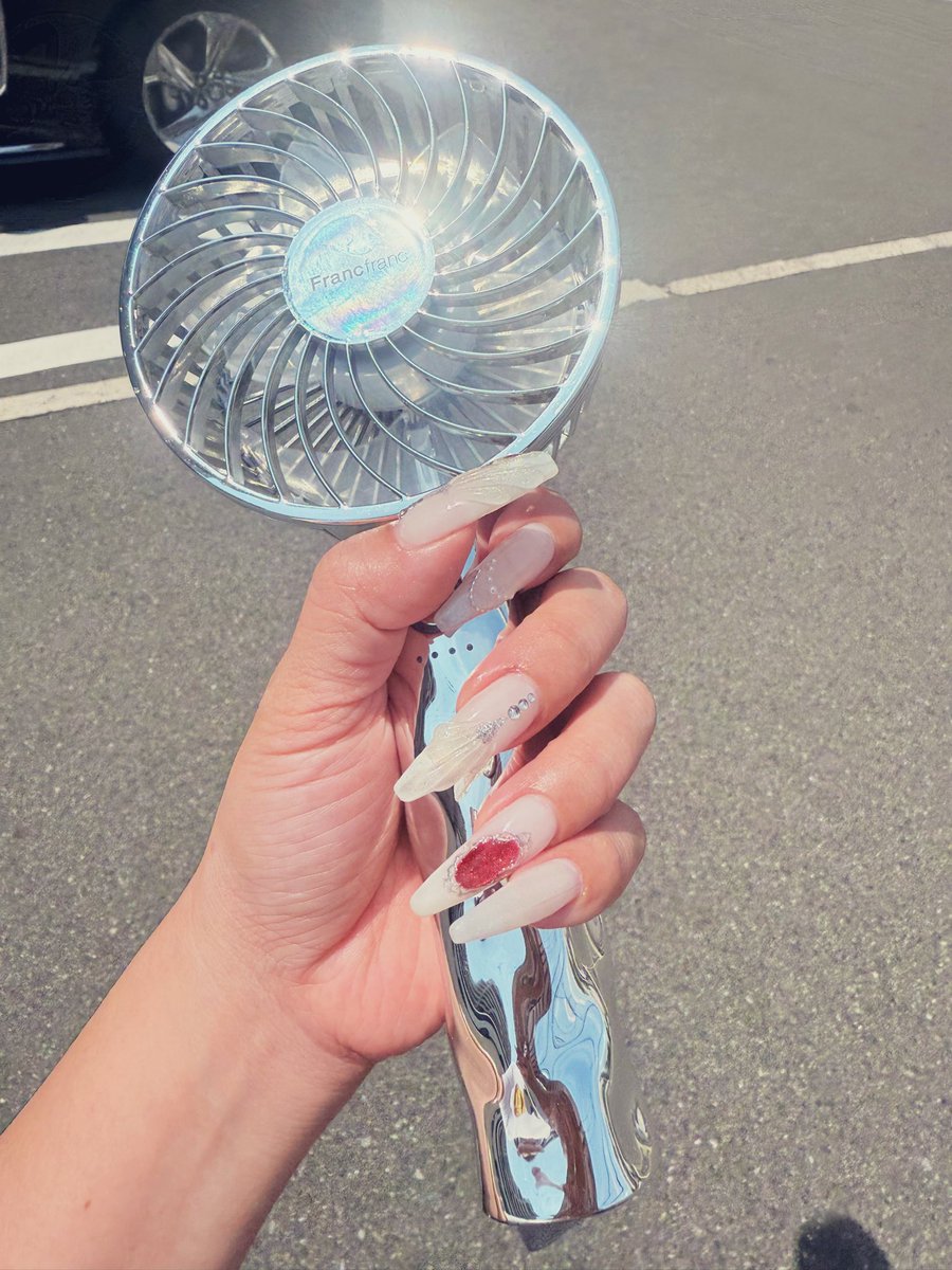 Edn_evagarden's tweet photo. 夏最後のネイルとして白銀人魚の自キャライメージネイルをしてきたふふふん生存報告 https://t.co/xFd0FOCW3u