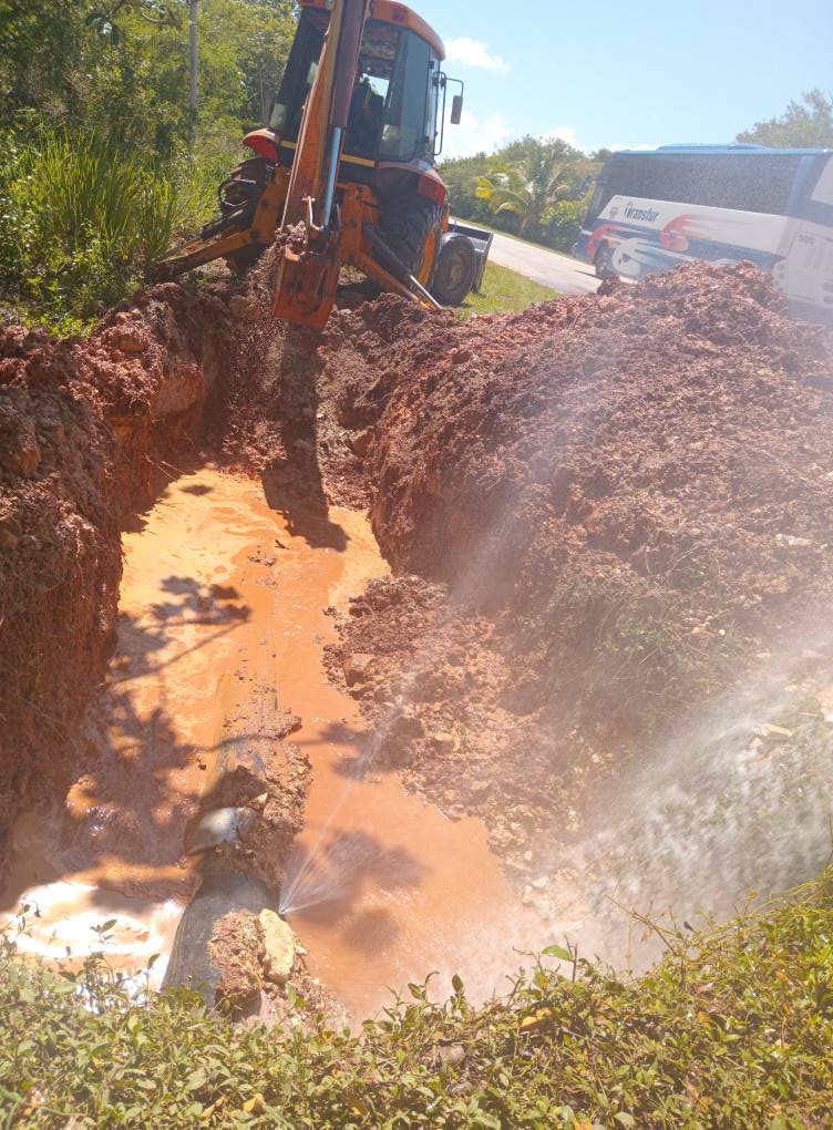 Sustitución de tramo de tubería de 12 metros, diámetro 500 mm PN 12,5 en la conductora a Cayo Santa María, entre el Peaje y puente No 2. Trabajo realizado por la brigada de conductora y redes de la UEB de Mantenimiento.  Empresa de Acueducto y Alcantarillado Cayo Santa María.