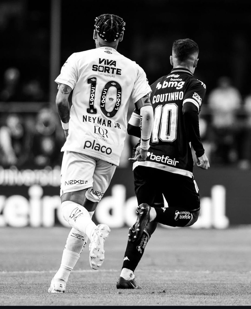 Coutinho e Neymar com a camisa 10 e a faixa! 

Que foto!