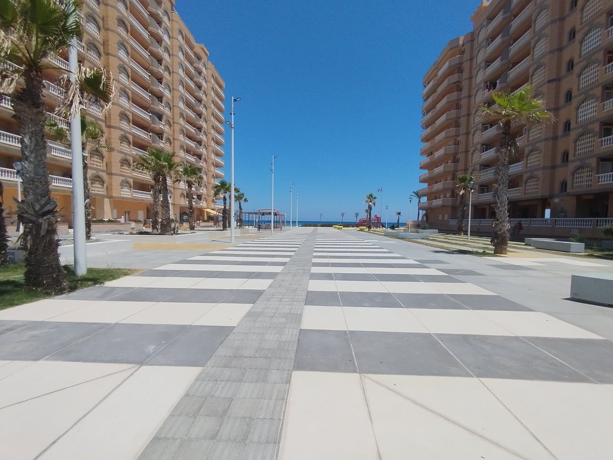 salva_psoemanga's tweet photo. 📢 #PlazasAlMar En la Plaza Castillos de Mar #LaManga Con una inversión de 2.000.000€ la única zona de "sombra" no da sombra y tampoco dispone de sistema #SprayPoint 💦 ¿Alguien piensa que alguien pueda pisar ese espacio a pleno sol🌞?¿Favorece el medio ambiente y la cultura? 🤔 https://t.co/P3Mqz0c00D