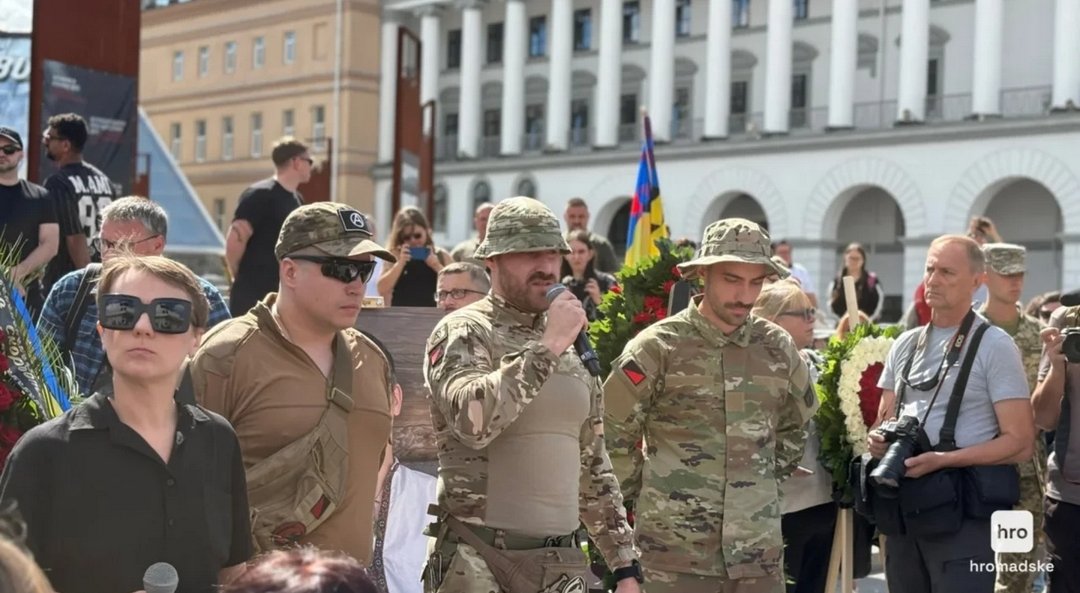 The funeral of David Chichkan took place in Kyiv today. The anarchist and artist David died on August 10, repelling an enemy attack in the Zaporizhzhia direction. 

Eternal memory David 🏴
Fotos: NV, hromadske